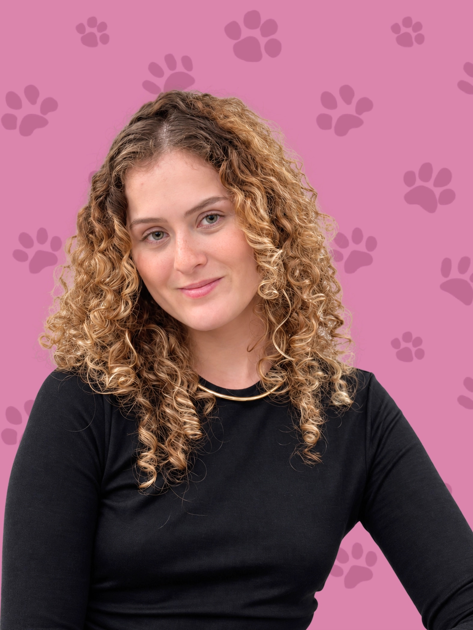 Natalia Azeredo, cat sitter certificada em Nova Lima e Belo Horizonte, olhando para a câmera com um sorriso gentil.